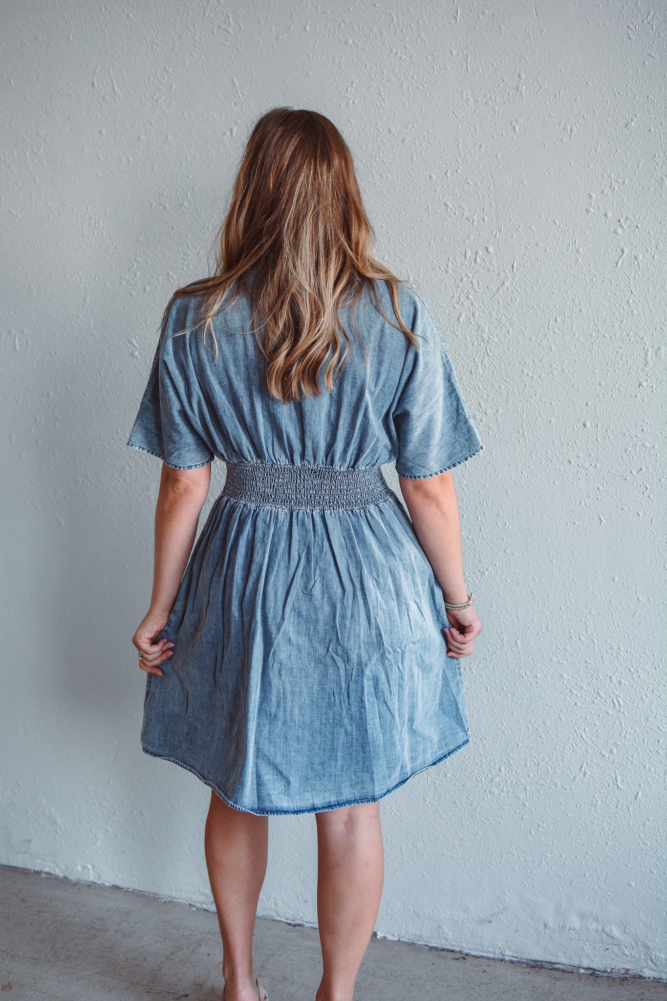 dani denim dress The Dani Denim Dress is that piece you throw on when you wanna look cute without even trying. Classic denim, flattering fit, and just enough western edge to turn heads wherever you